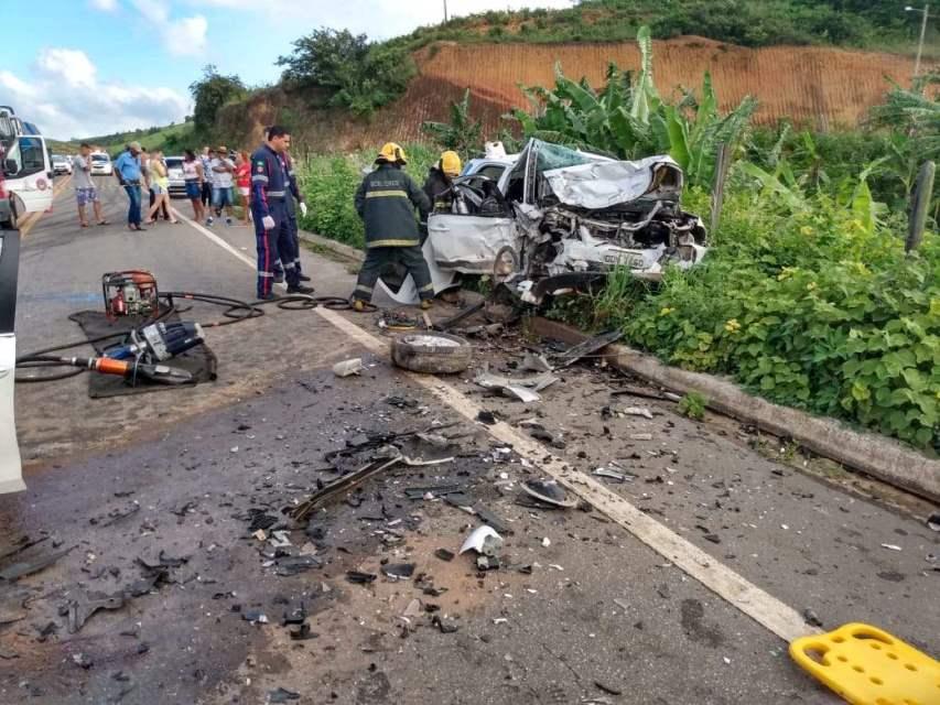 Grave acidente mata uma pessoa e deixa outras duas gravemente feridas em Colatina