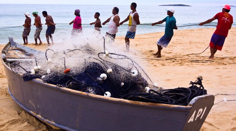 Pescadores de oito cidades do ES começam a receber auxílio pecuniário nesta segunda 16