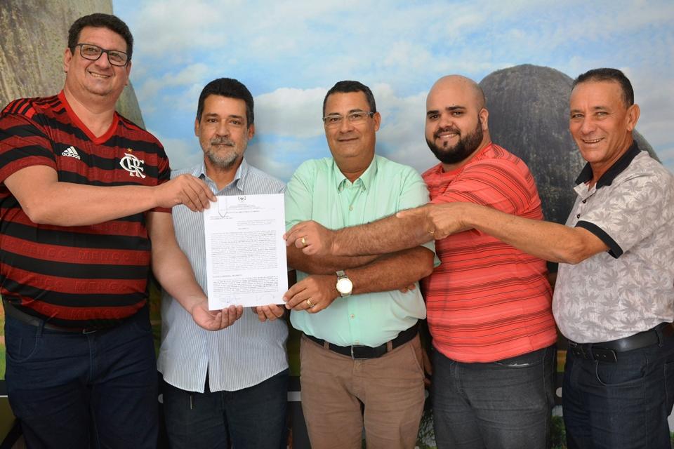 Lauro Vieira assina contrato para construção de escola municipal