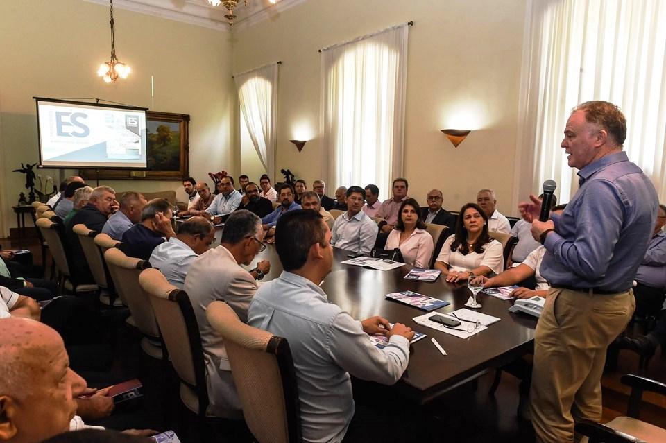 Renato Casagrande recebe prefeitos capixabas no Palácio Anchieta