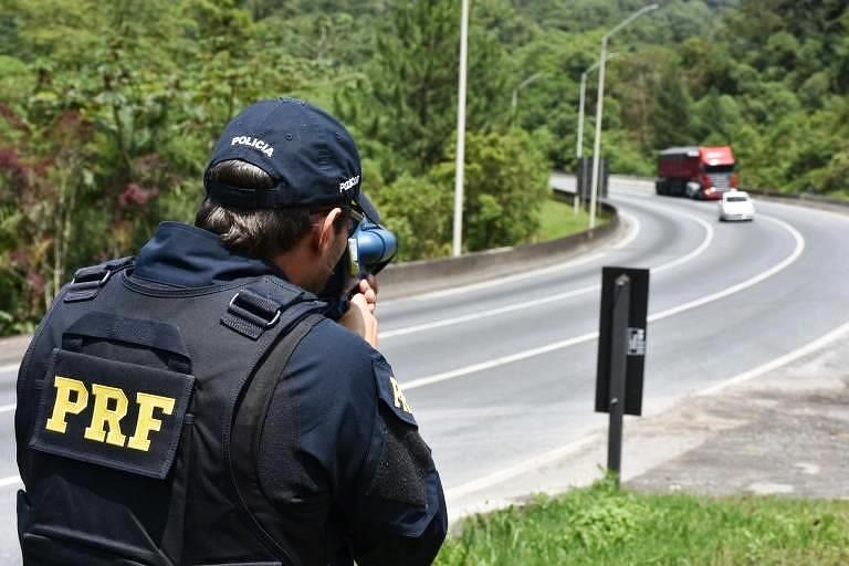 Bolsonaro diz que radares móveis voltarão às rodovias federais, mas só para tirar ‘fotografia educativa’