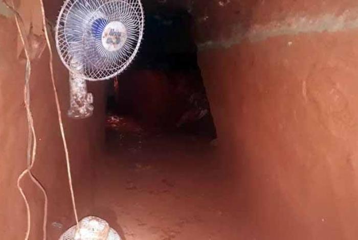 Polícia descobre túnel de 60m que seria usado em roubo a cofre de banco