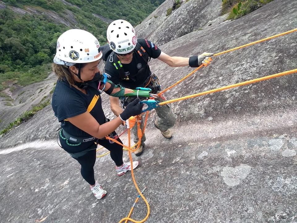 Gestora chega ao topo da Pedra Azul, em Domingos Martins, com mão mecânica