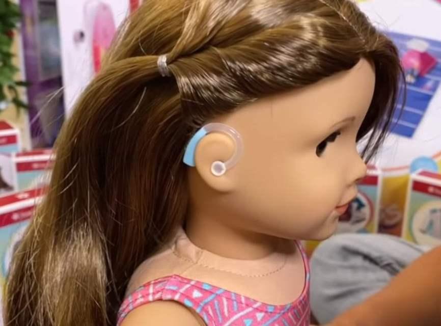 Fábrica de brinquedos lança boneca com ‘perda auditiva’