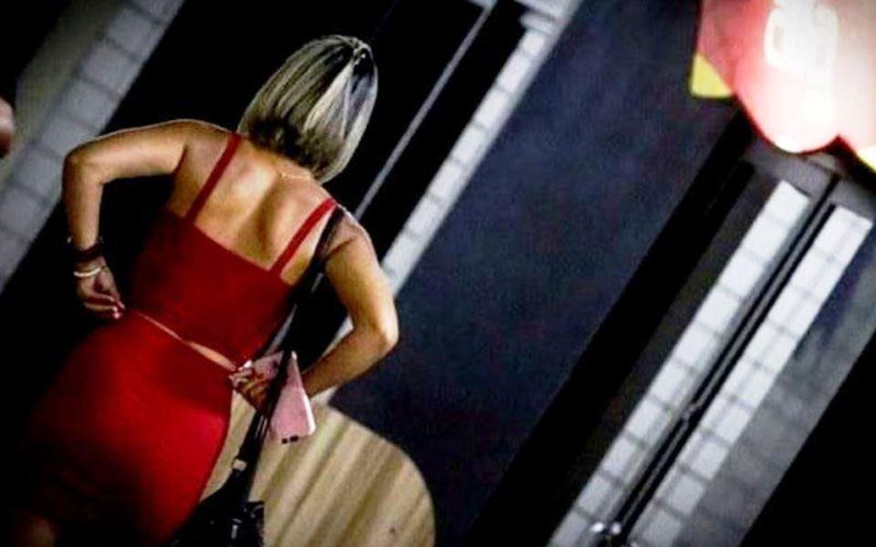 Idoso não paga e é morto por prostituta que aparece baleada depois, diz PM