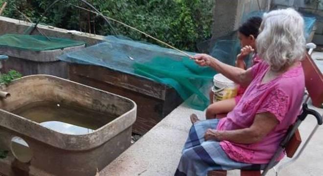 Filho improvisa pescaria na caixa d’água para agradar mãe idosa