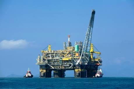 Petróleo barato afeta a Petrobras e coloca em risco exploração do pré-sal