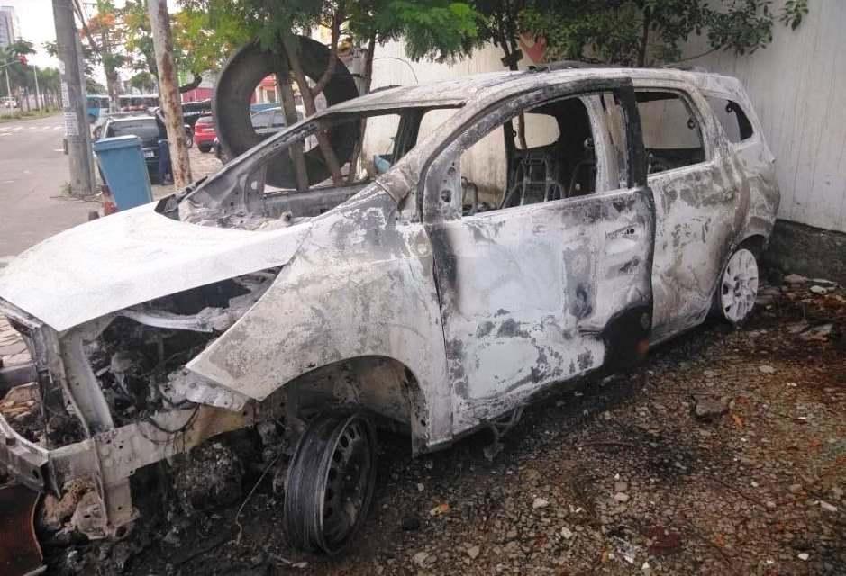 Motorista por aplicativo é sequestrado e criminosos colocam fogo no carro com vítima dentro