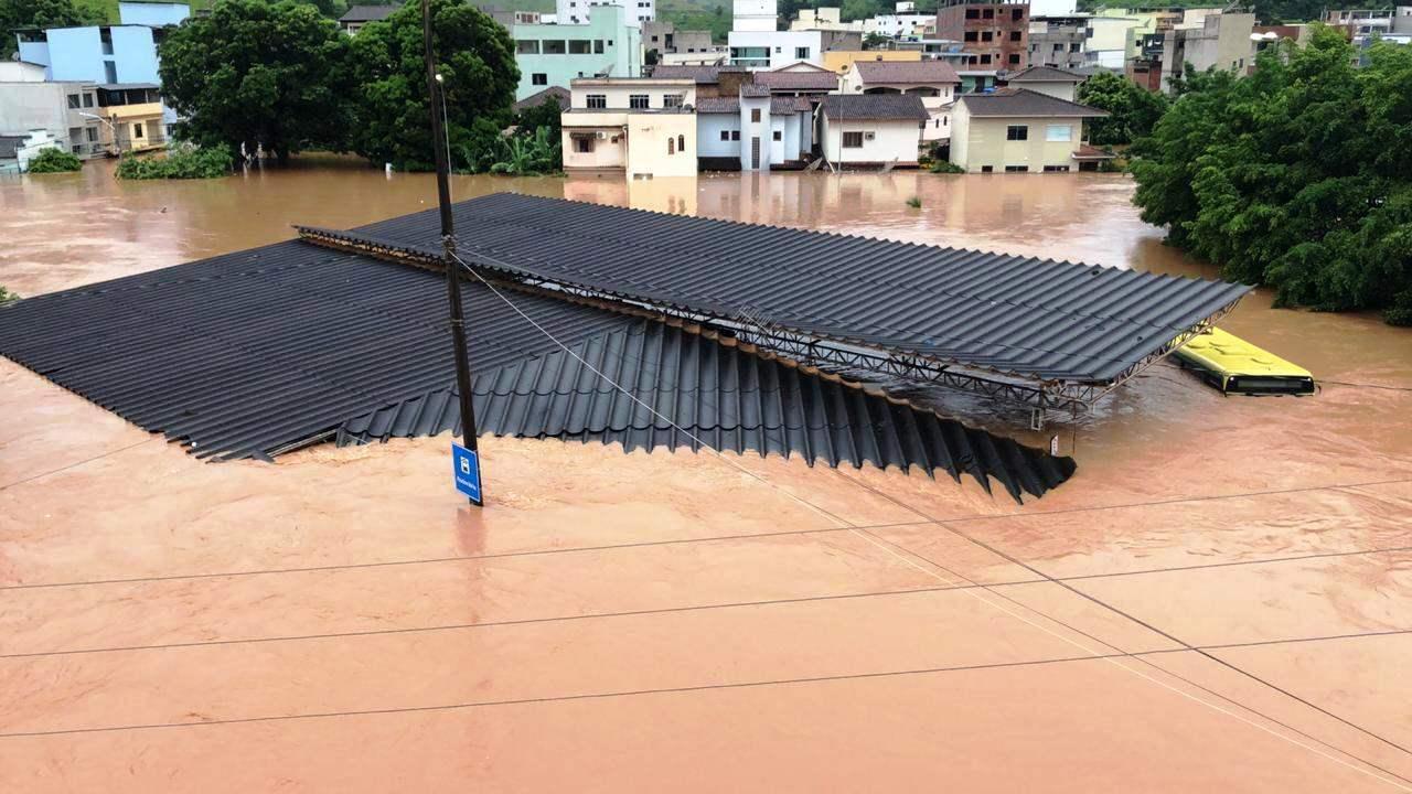 Chuva: rio sobe oito metros e alaga várias casas em Castelo