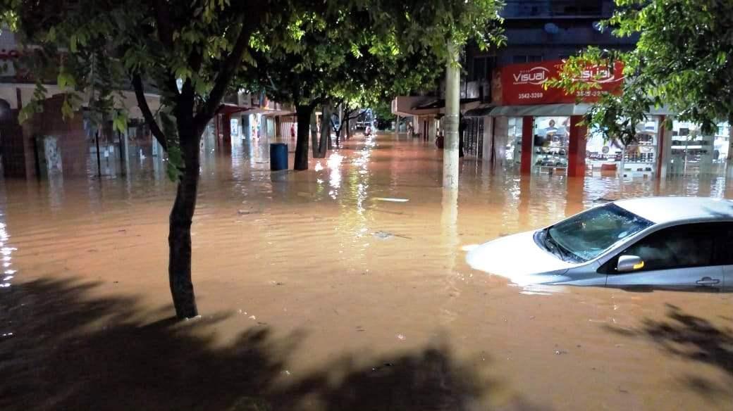 Chuva: rio sobe oito metros e alaga várias casas em Castelo