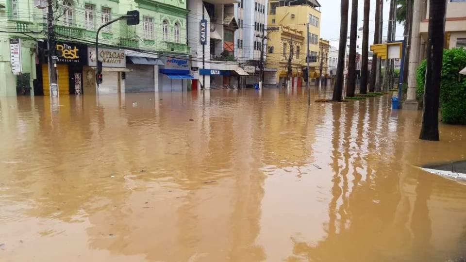 Cachoeiro é atingido por uma das maiores enchentes de sua história