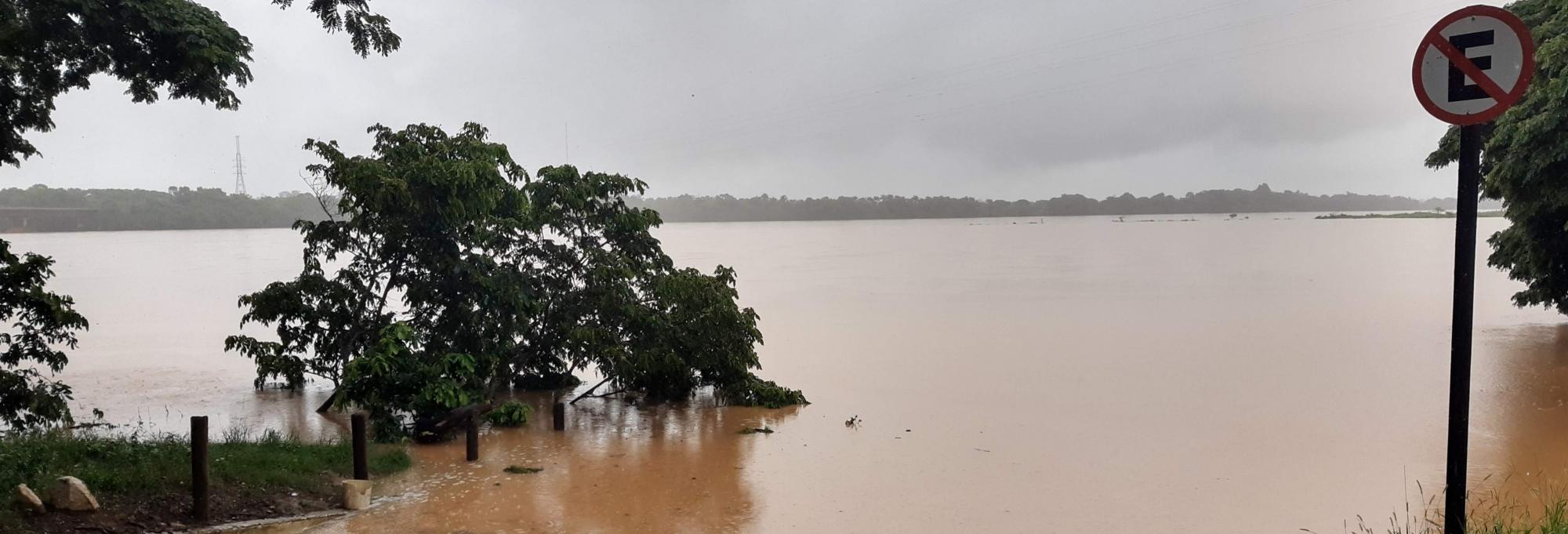 Rio Doce ganha volume e deve continuar subindo em Linhares, segundo a Defesa Civil