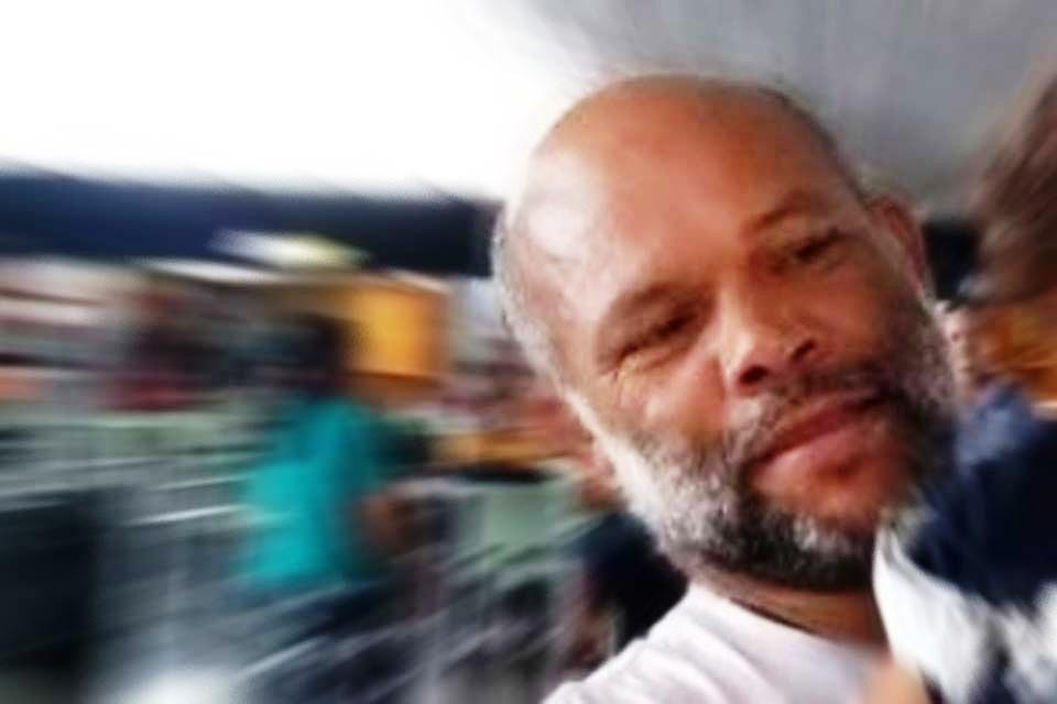 Polícia investiga 2 versões para caso de menina que matou mecânico a tijoladas