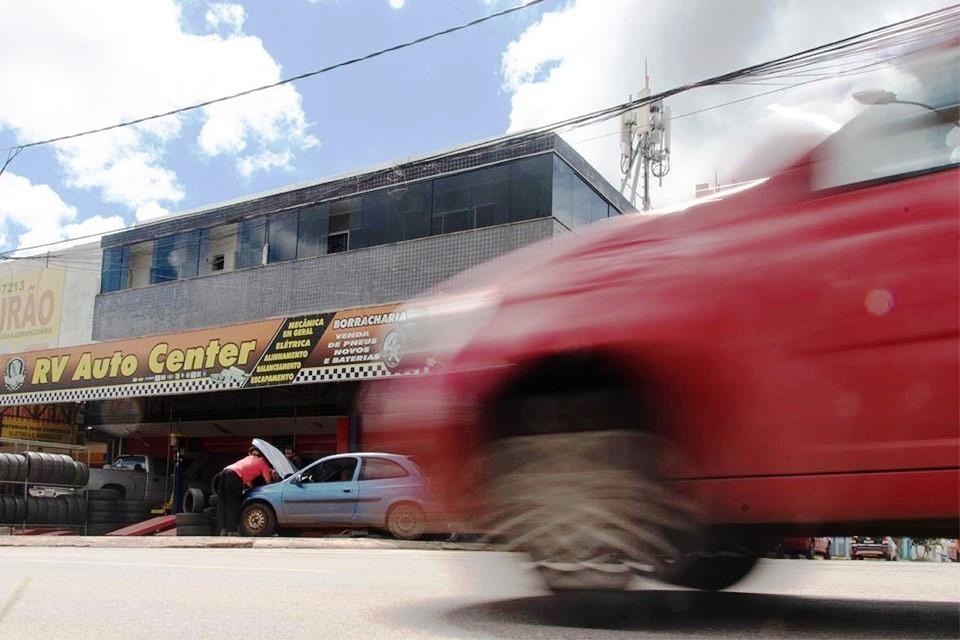 Polícia investiga 2 versões para caso de menina que matou mecânico a tijoladas