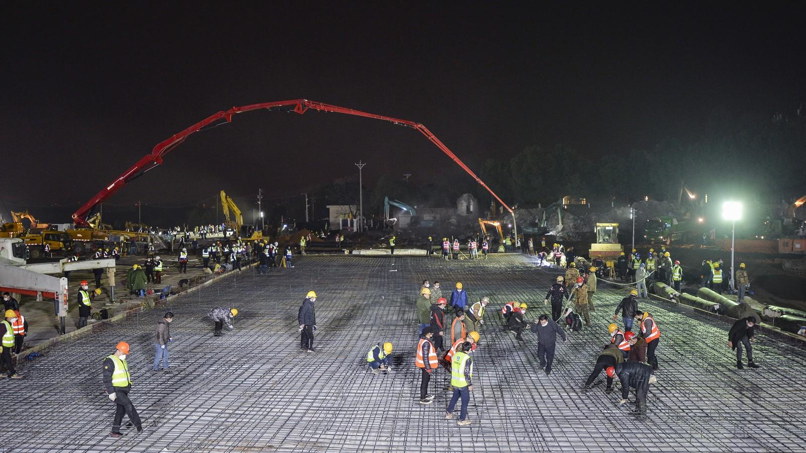 Construído em 10 dias, hospital recebe primeiros pacientes com coronavírus na China