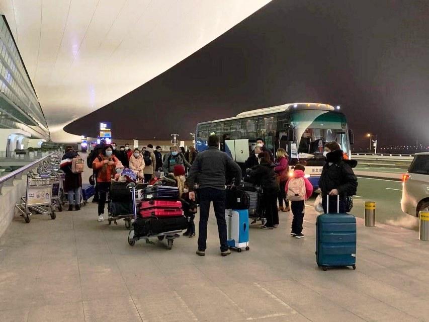 Aviões decolam de Wuhan, na China, com 40 passageiros repatriados ao Brasil e à Polônia