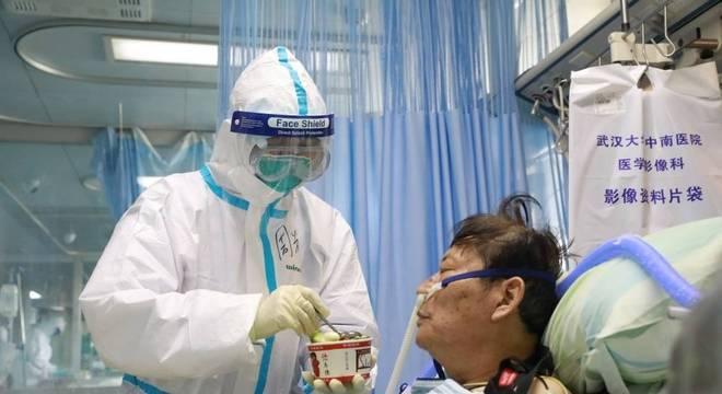 Com 811 mortos na China, coronavírus supera epidemia de Sars em 2003