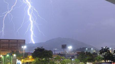 Inpe emite novo alerta de chuva forte e tempestade de raios no ES