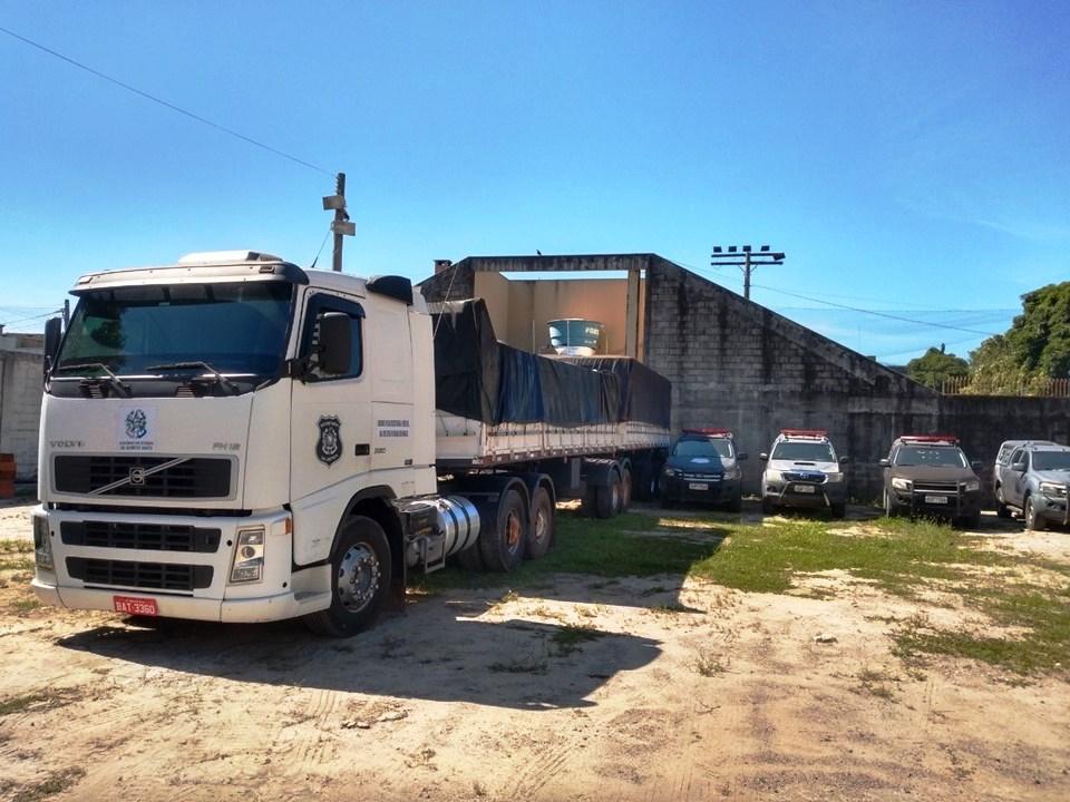 Sejus recebe caminhão bitrem como doação da Receita Federal