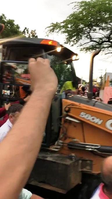 Senador Cid Gomes tenta entrar em batalhão da polícia com retroescavadeira e é baleado