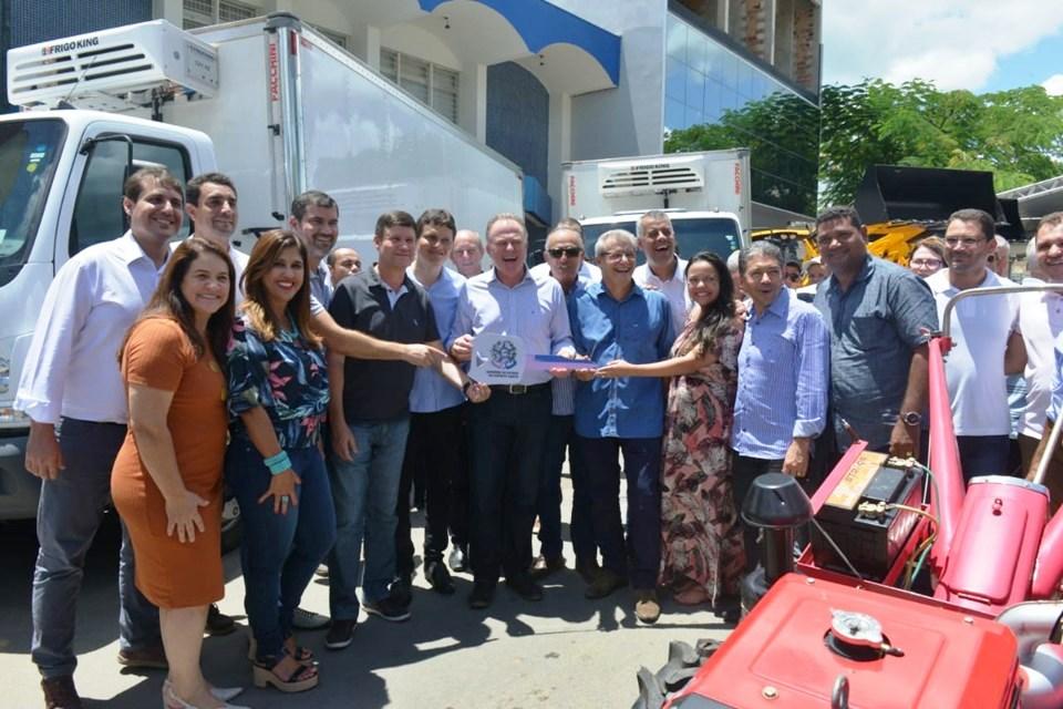 Governo entrega equipamentos agrícolas e celebra convênios de pavimentação no Norte do Estado