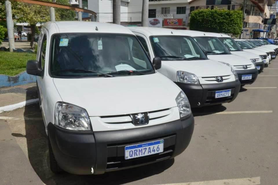 Governo entrega equipamentos agrícolas e celebra convênios de pavimentação no Norte do Estado