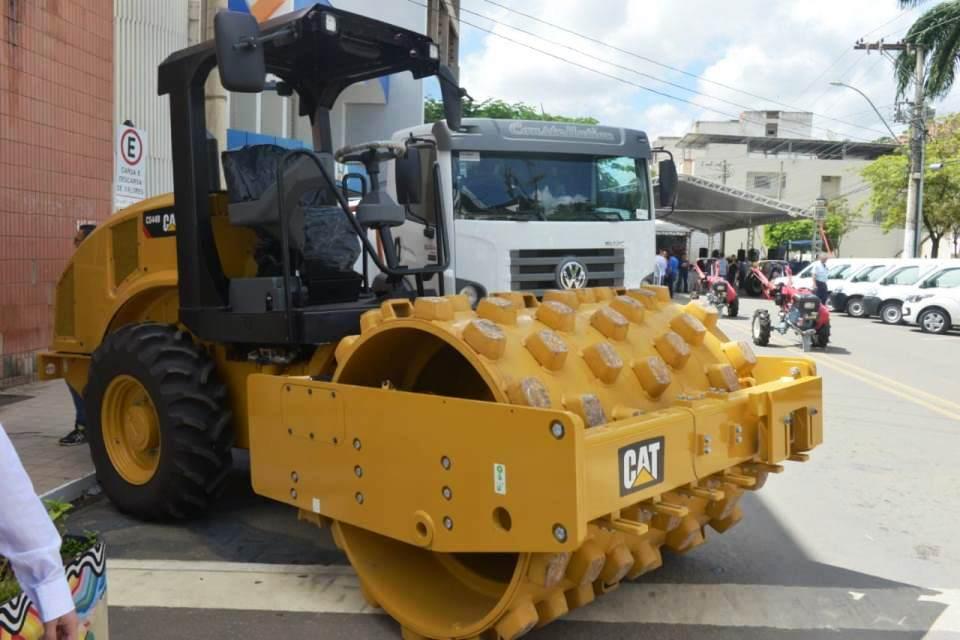 Governo entrega equipamentos agrícolas e celebra convênios de pavimentação no Norte do Estado