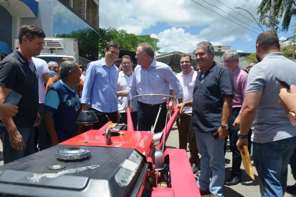 Governo entrega equipamentos agrícolas e celebra convênios de pavimentação no Norte do Estado