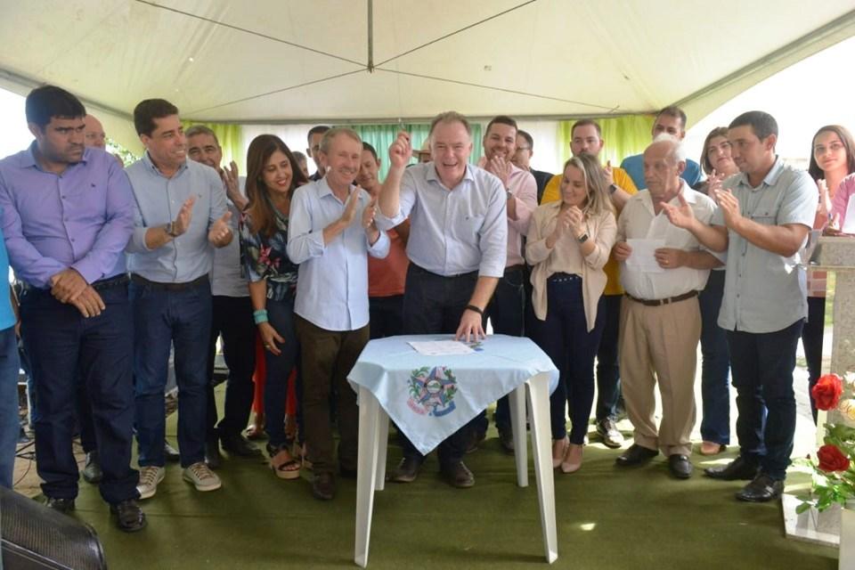 Governador entrega obras de calçamento e autoriza construção de escola em Alto Rio Novo