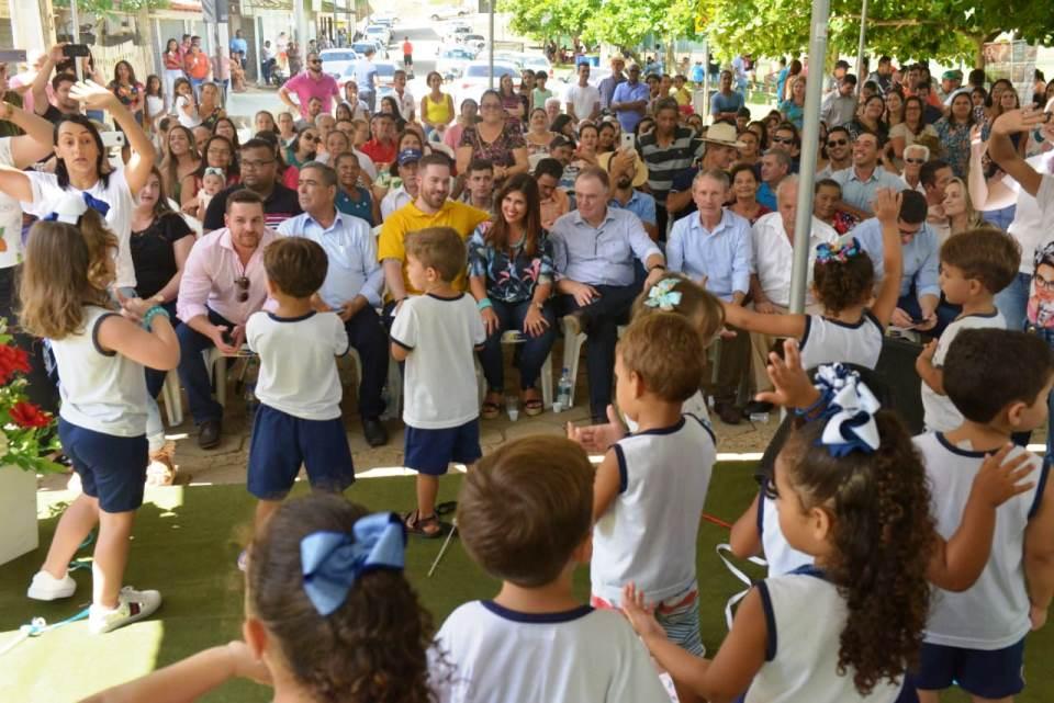 Governador entrega obras de calçamento e autoriza construção de escola em Alto Rio Novo