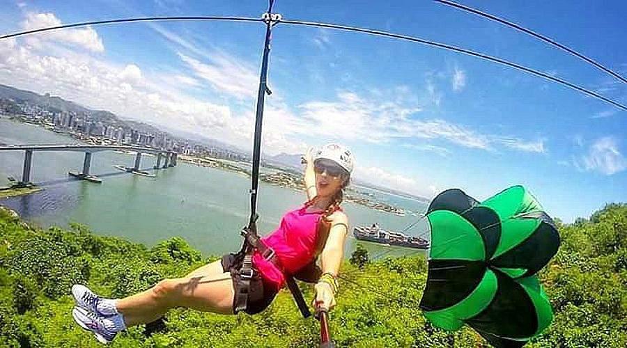 Estrangeiros e turistas de todo o Brasil aproveitam Tirolesa do Morro do Moreno