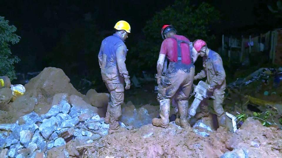 Sobe para 19 número de mortos após temporal na Baixada Santista; buscas são retomadas