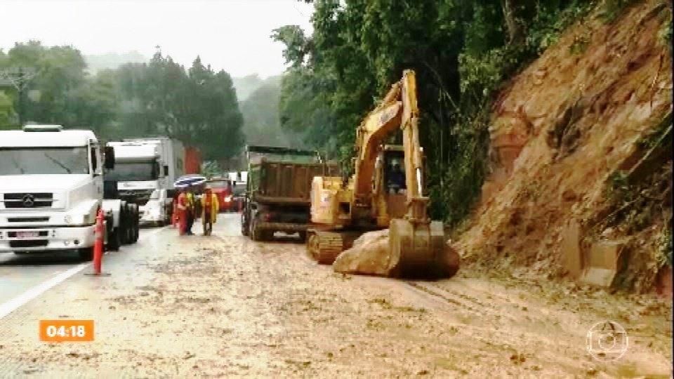 Sobe para 19 número de mortos após temporal na Baixada Santista; buscas são retomadas