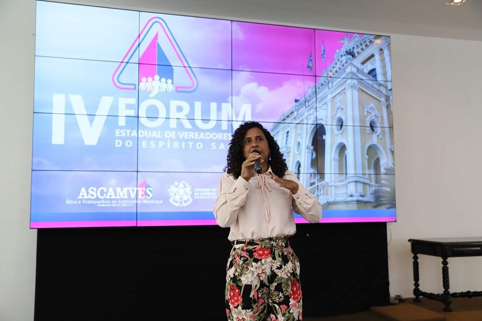 Jaqueline Moraes realiza palestra sobre participação feminina na política
