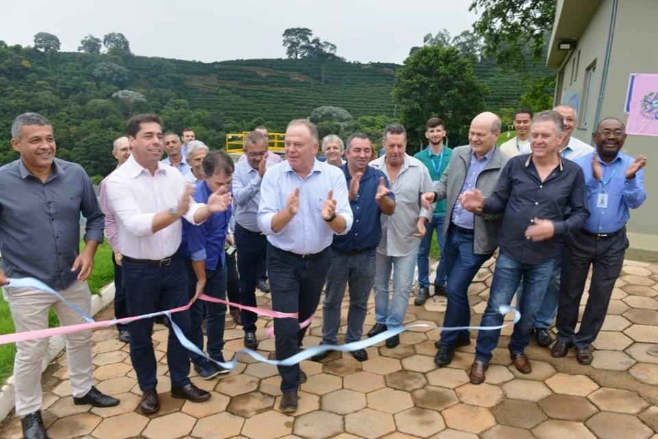 Governo do Estado entrega obras e máquinas agrícolas em Dores do Rio Preto