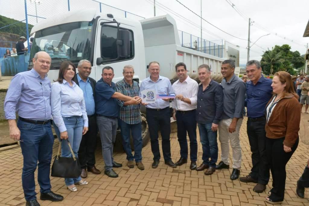 Governo do Estado entrega obras e máquinas agrícolas em Dores do Rio Preto