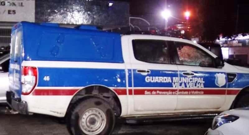 Ladrão tenta roubar carro, apanha da vítima e se esconde em igreja