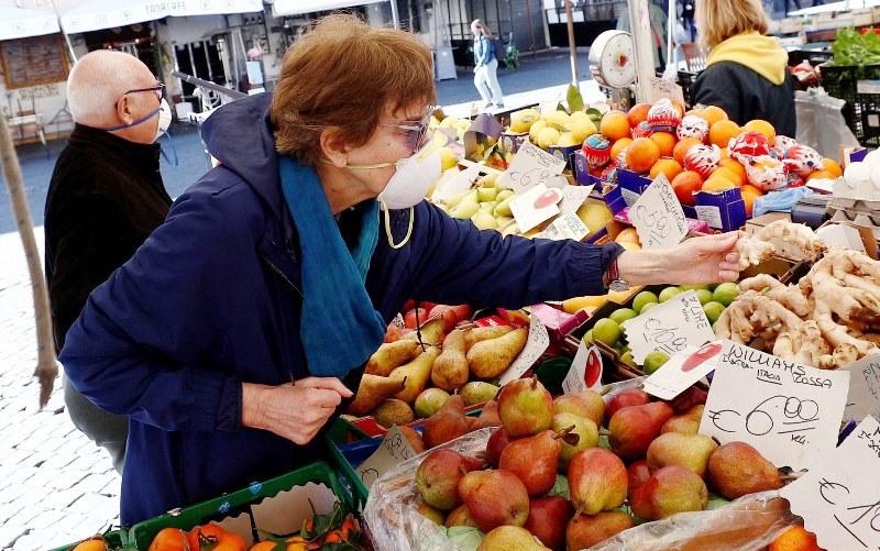Com 12 mil casos Itália fecha serviços e comércio para conter novo coronavírus