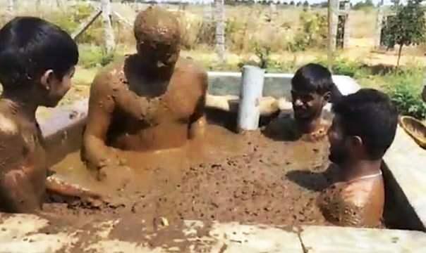 Banho de fezes de vaca e corte de cabelo à distância são medidas adotadas para ‘evitar’ coronavírus