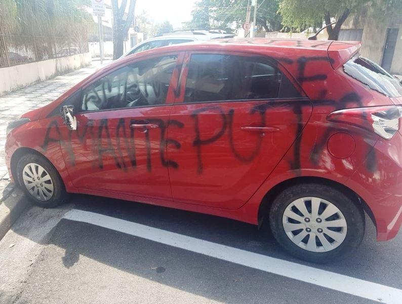 Mulher procura a polícia ao encontrar carro destruído por esposa de ex-chefe dela