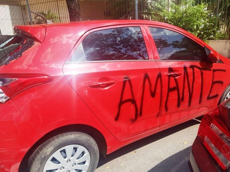Mulher procura a polícia ao encontrar carro destruído por esposa de ex-chefe dela