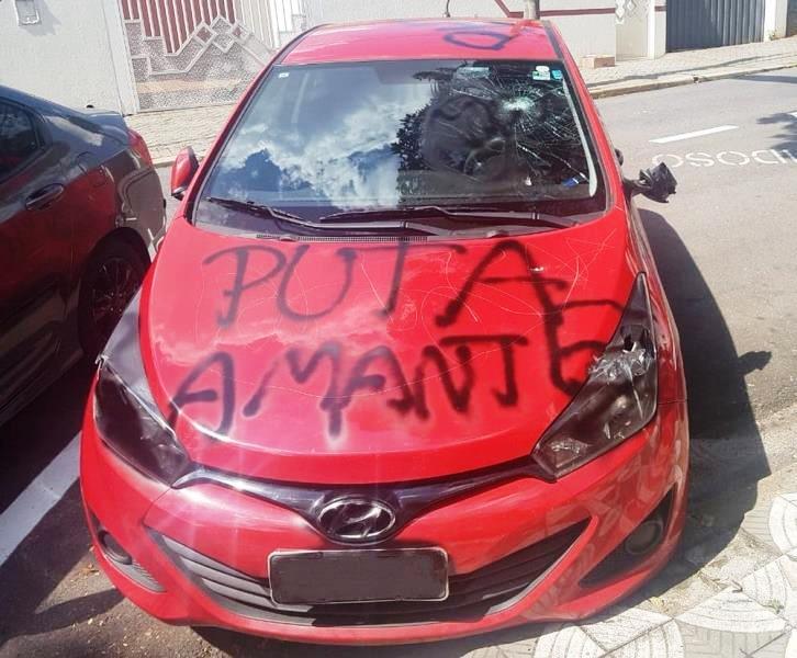 Mulher procura a polícia ao encontrar carro destruído por esposa de ex-chefe dela