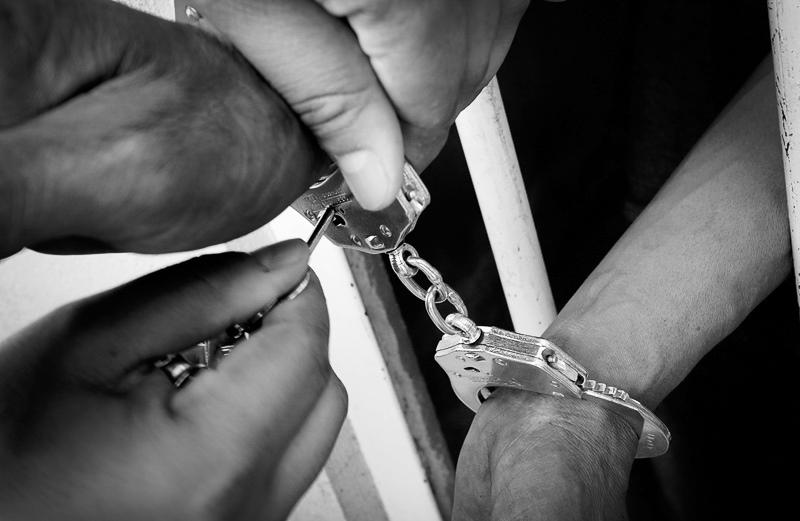 Homem tenta sair de motel sem pagar, bate o carro no muro e acaba preso