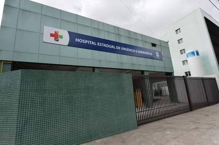 Mulher atinge companheiro com golpes de faca após ser agredida com socos e chutes