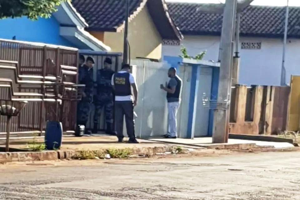 Armado com facas, homem mantém a esposa e filhos reféns