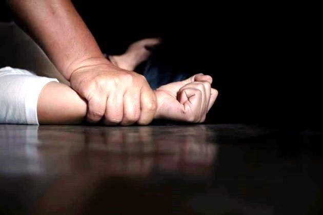 Mulher sofre estupro coletivo depois de beber e dormir em festa