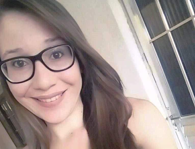Jovem é morta pelo ex-namorado e filho do casal, de 1 e 8 meses, fica sentado ao lado do corpo da mãe
