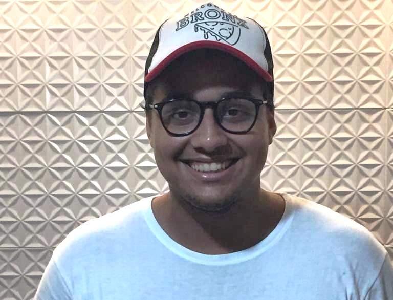 Jovem é morta pelo ex-namorado e filho do casal, de 1 e 8 meses, fica sentado ao lado do corpo da mãe