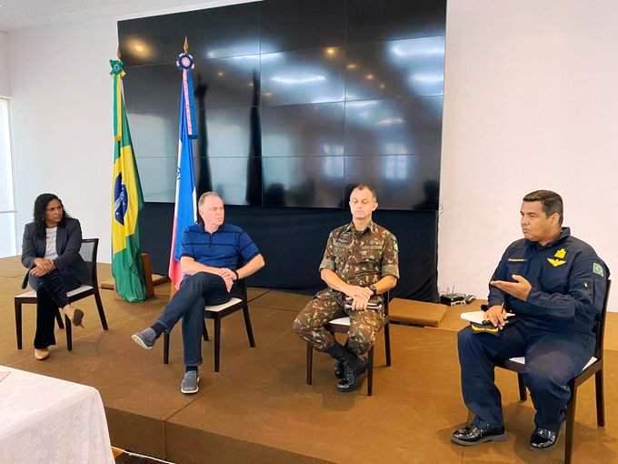 Casagrande se reúne com comandantes do Exército e da Marinha; viagens de ônibus restritas e aulas pela internet no ES