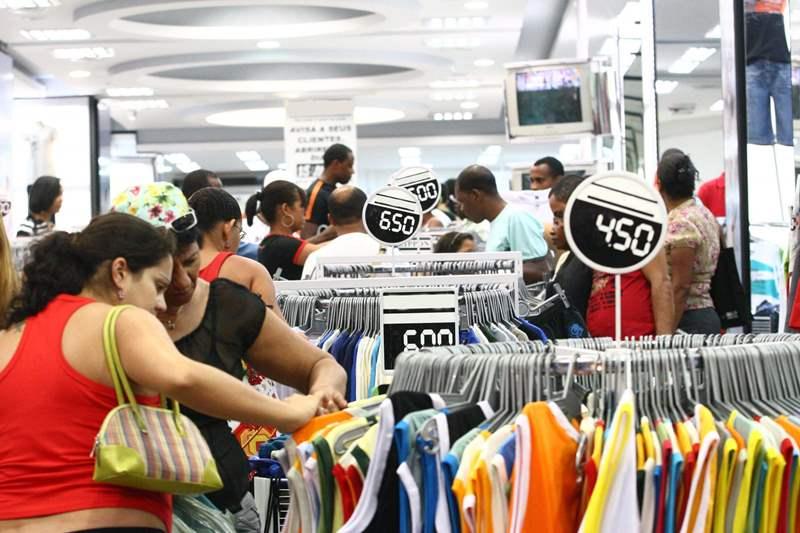 Governador diz que pode cassar registro de empresas que insistirem em abrir
